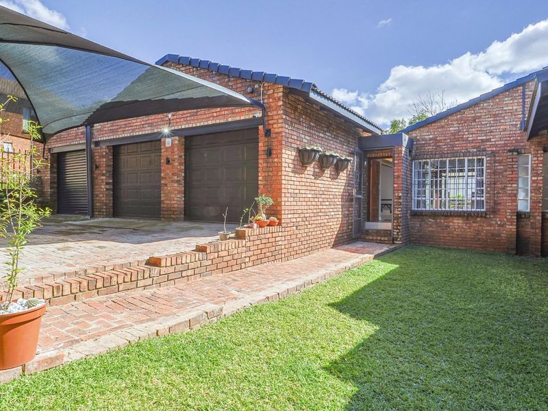 RENOVATED, FOUR BEDROOMS, ENTERTAINERS DREAM IN BOOMED OFF STREET!! - Photo 2
