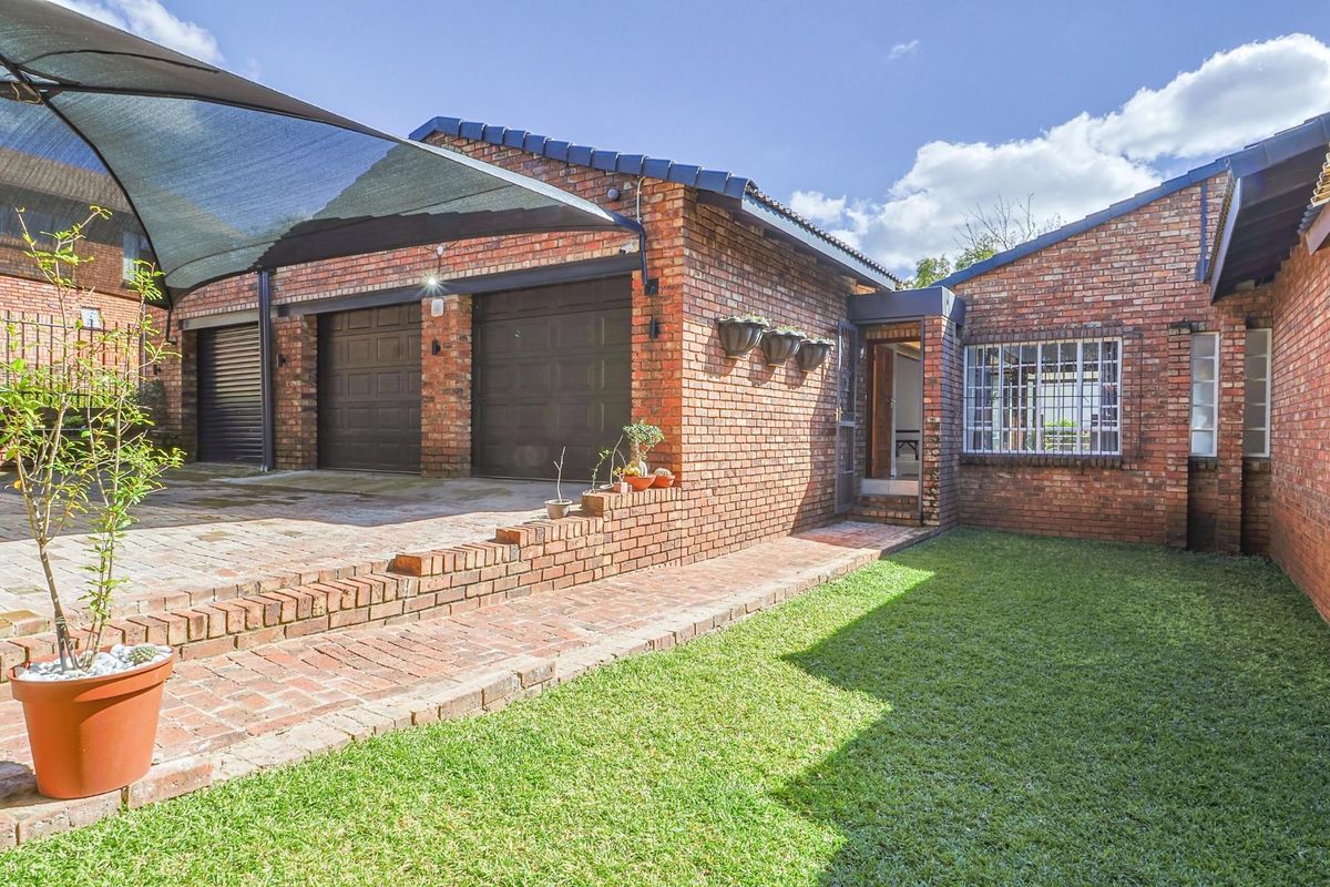 RENOVATED, FOUR BEDROOMS, ENTERTAINERS DREAM IN BOOMED OFF STREET!! - Photo 2