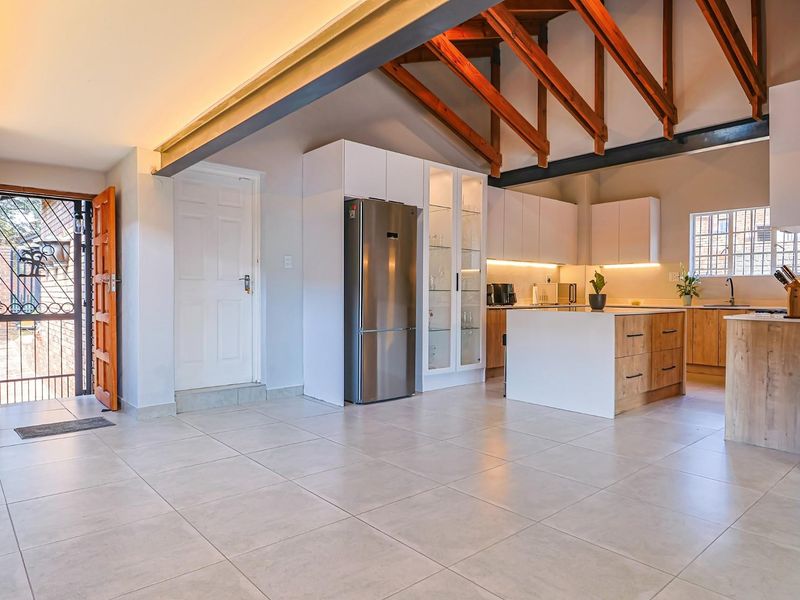 RENOVATED, FOUR BEDROOMS, ENTERTAINERS DREAM IN BOOMED OFF STREET!! - Photo 9