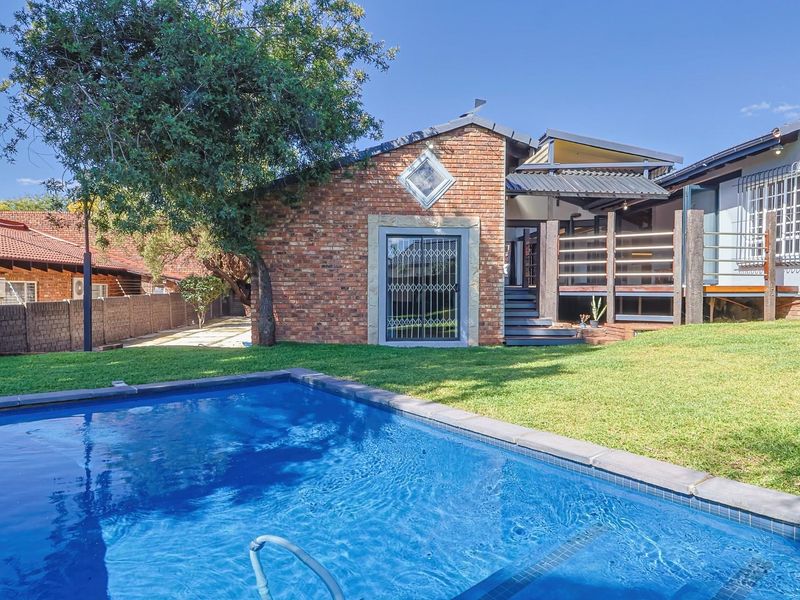 RENOVATED, FOUR BEDROOMS, ENTERTAINERS DREAM IN BOOMED OFF STREET!! - Photo 7
