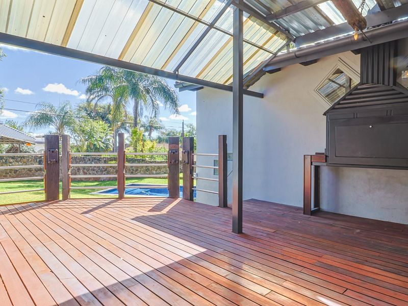 RENOVATED, FOUR BEDROOMS, ENTERTAINERS DREAM IN BOOMED OFF STREET!! - Photo 6