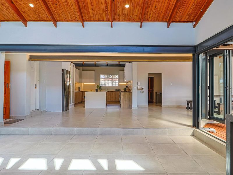 RENOVATED, FOUR BEDROOMS, ENTERTAINERS DREAM IN BOOMED OFF STREET!! - Photo 4