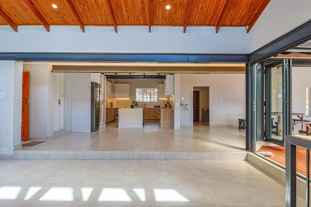 RENOVATED, FOUR BEDROOMS, ENTERTAINERS DREAM IN BOOMED OFF STREET!! - Photo 4