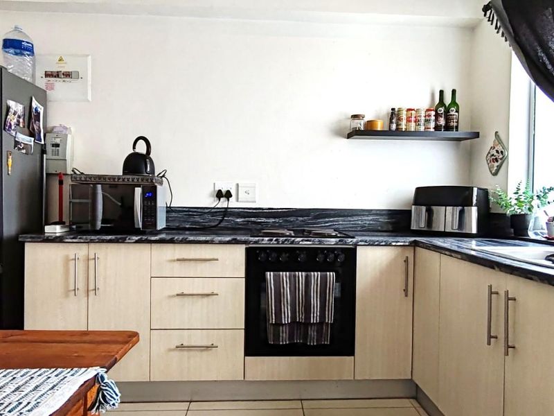Spectacular and Incredibly Spacious 1-Bedroom Duplex Apartment in Bergvliet Vistas - Photo 2