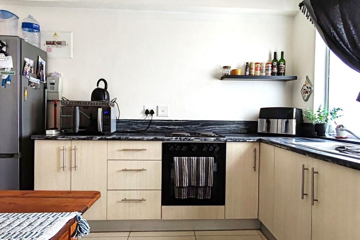 Spectacular and Incredibly Spacious 1-Bedroom Duplex Apartment in Bergvliet Vistas - Photo 2
