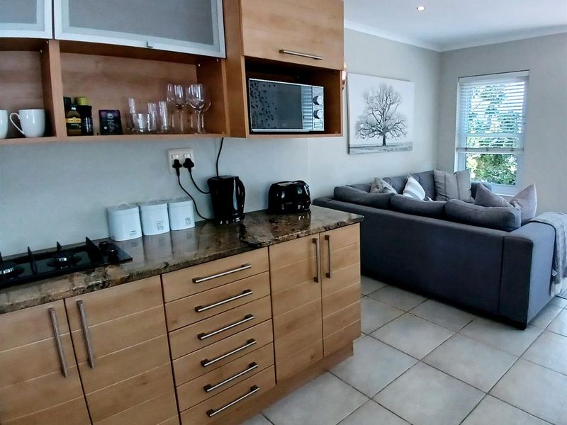 2 Bedroom, 1 Bathroom Cottage On Thesen Island - Photo 2