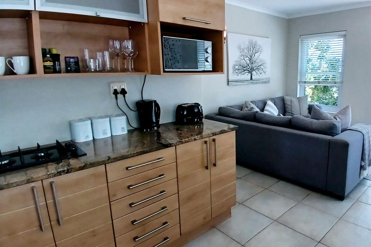 2 Bedroom, 1 Bathroom Cottage On Thesen Island - Photo 2