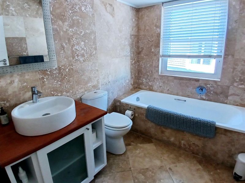 2 Bedroom, 1 Bathroom Cottage On Thesen Island - Photo 8