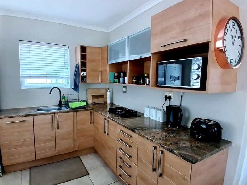 2 Bedroom, 1 Bathroom Cottage On Thesen Island - Photo 3