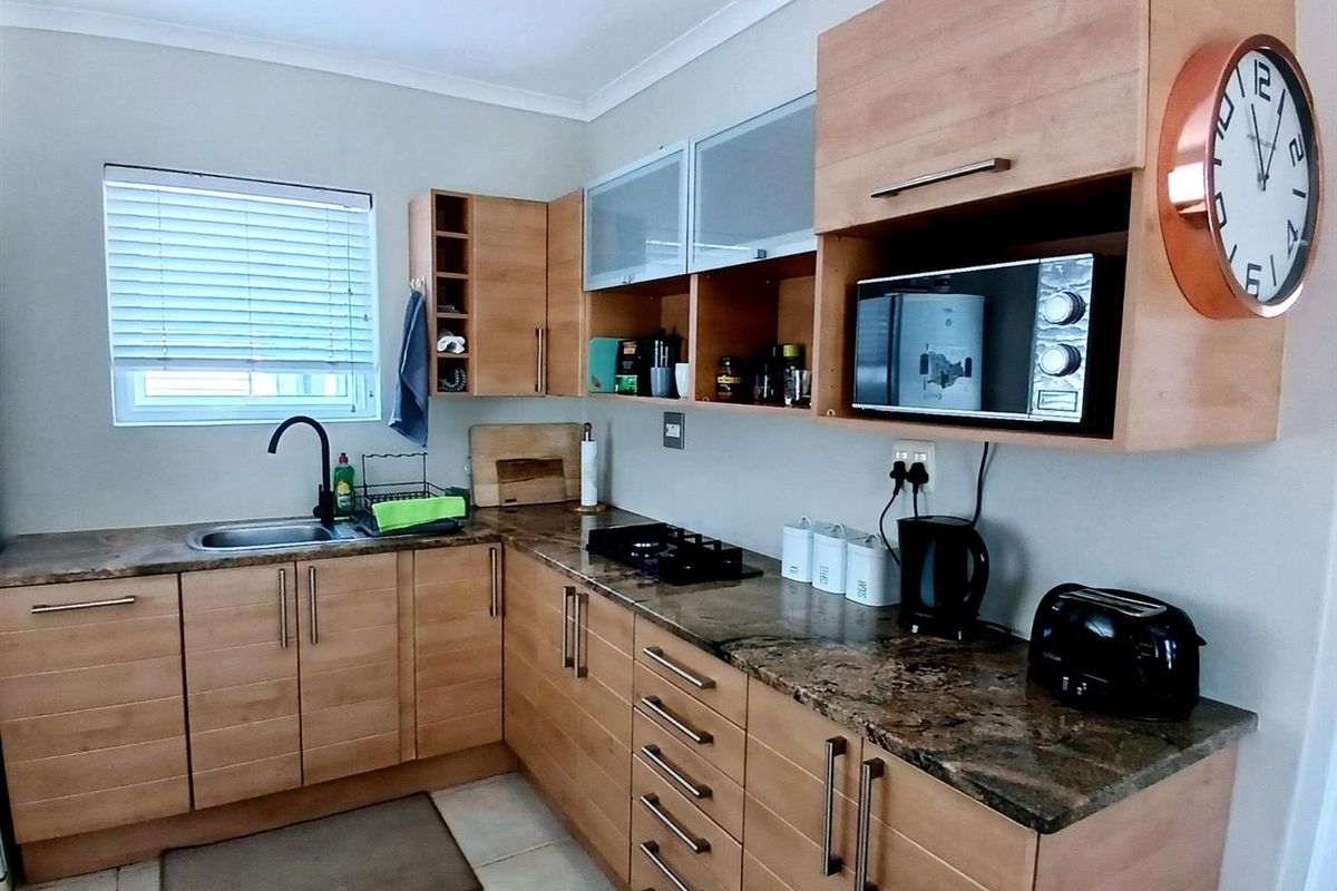 2 Bedroom, 1 Bathroom Cottage On Thesen Island - Photo 3