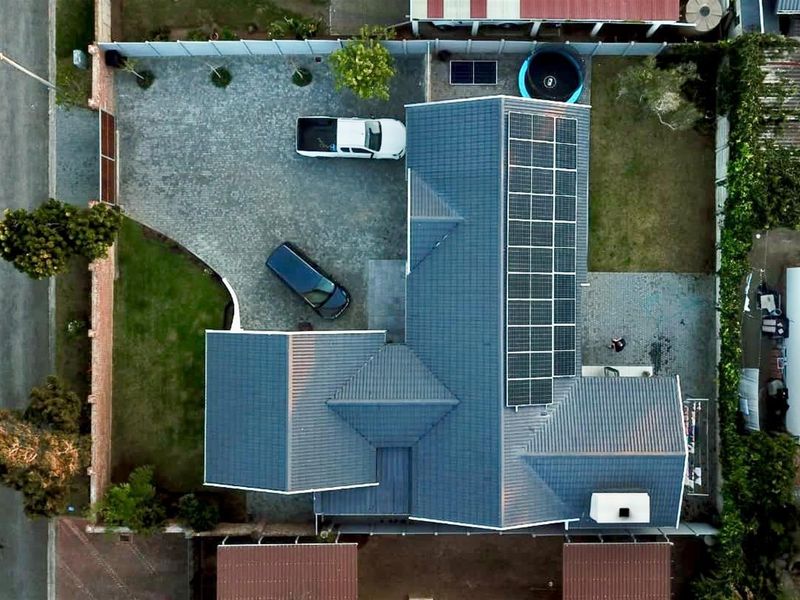 Beautifully Renovated 3-Bedroom Home with Solar Power Exceptional Finishes in Quiet Heiderand Stre - Photo 4
