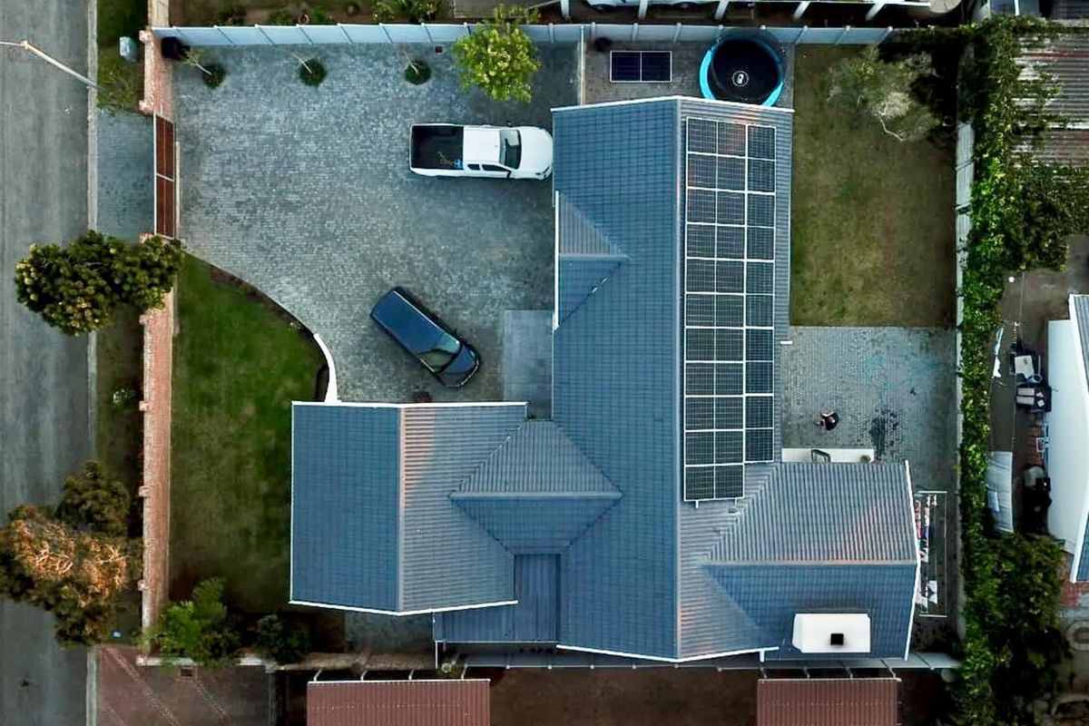Beautifully Renovated 3-Bedroom Home with Solar Power Exceptional Finishes in Quiet Heiderand Stre - Photo 4