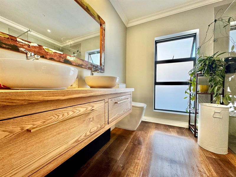 Beautifully Renovated 3-Bedroom Home with Solar Power Exceptional Finishes in Quiet Heiderand Stre - Photo 8