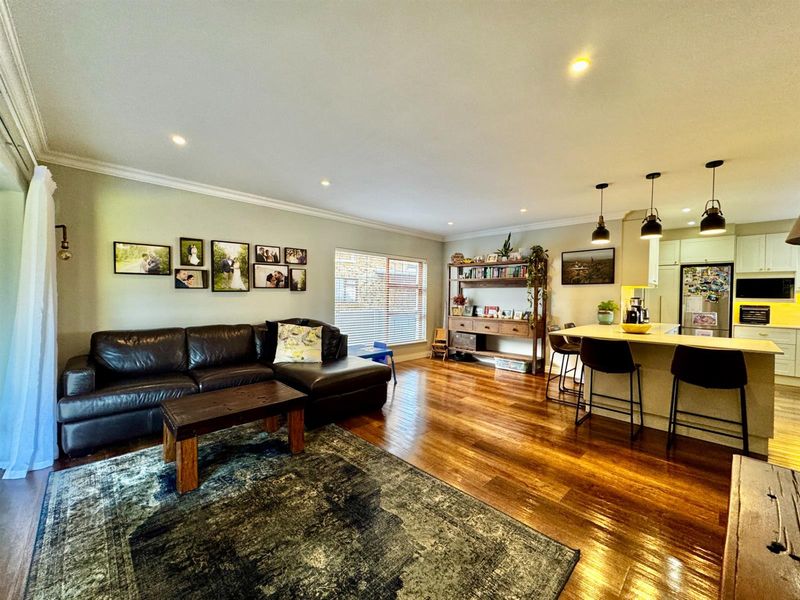 Beautifully Renovated 3-Bedroom Home with Solar Power Exceptional Finishes in Quiet Heiderand Stre - Photo 6