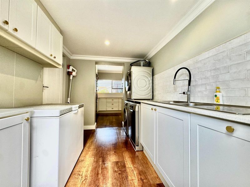 Beautifully Renovated 3-Bedroom Home with Solar Power Exceptional Finishes in Quiet Heiderand Stre - Photo 2
