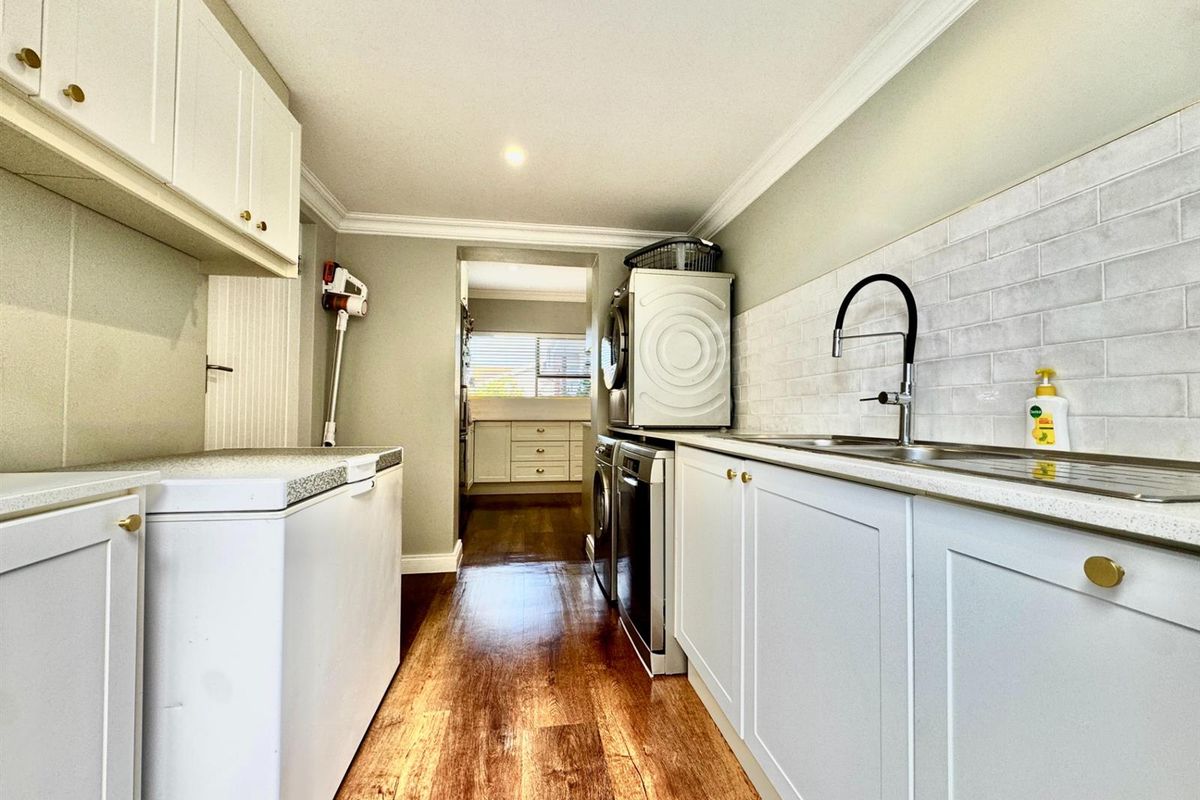 Beautifully Renovated 3-Bedroom Home with Solar Power Exceptional Finishes in Quiet Heiderand Stre - Photo 2