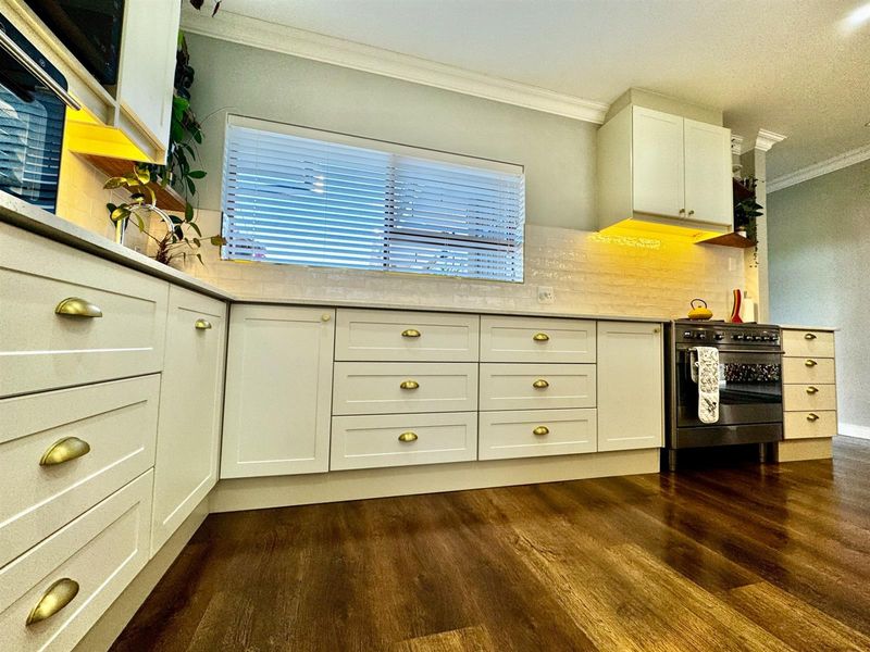 Beautifully Renovated 3-Bedroom Home with Solar Power Exceptional Finishes in Quiet Heiderand Stre - Photo 3