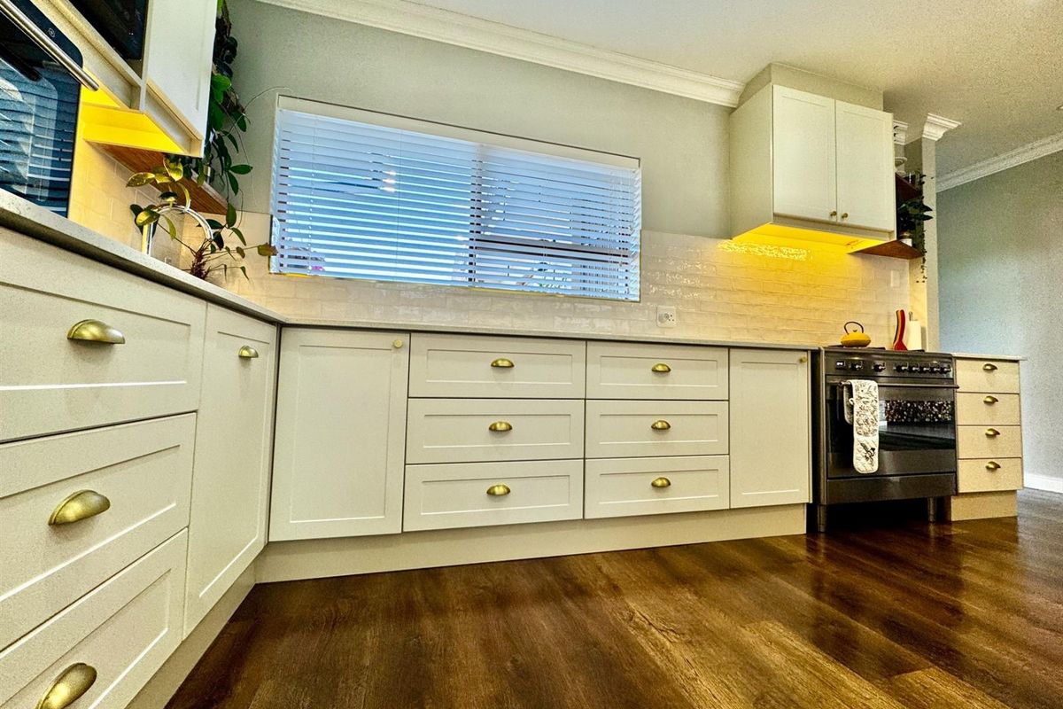 Beautifully Renovated 3-Bedroom Home with Solar Power Exceptional Finishes in Quiet Heiderand Stre - Photo 3