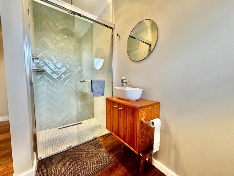 Beautifully Renovated 3-Bedroom Home with Solar Power Exceptional Finishes in Quiet Heiderand Stre - Photo 10