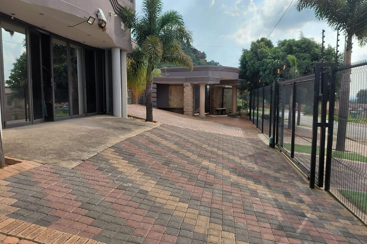 Naturena ,   4 Bedroom house with  2 cottages - Photo 2