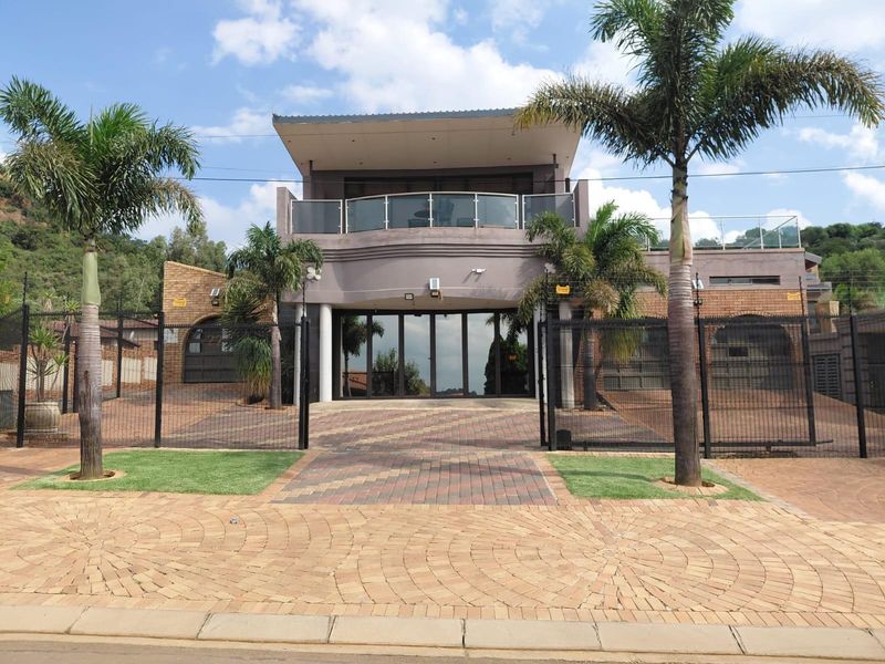 Naturena ,   4 Bedroom house with  2 cottages - Photo 3