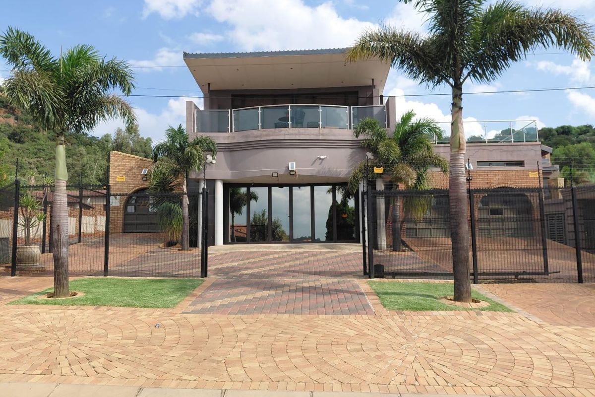 Naturena ,   4 Bedroom house with  2 cottages - Photo 3