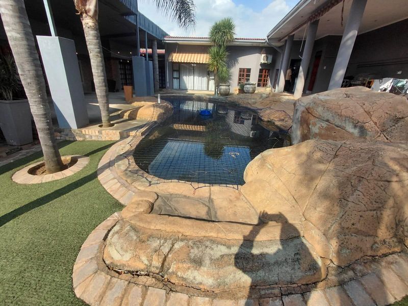 Naturena ,   4 Bedroom house with  2 cottages - Photo 9