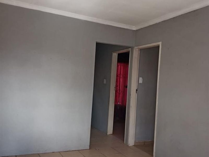 3 BEDROOM HOUSE FOR SALE IN PROTEA GLEN EXT13 - Photo 4