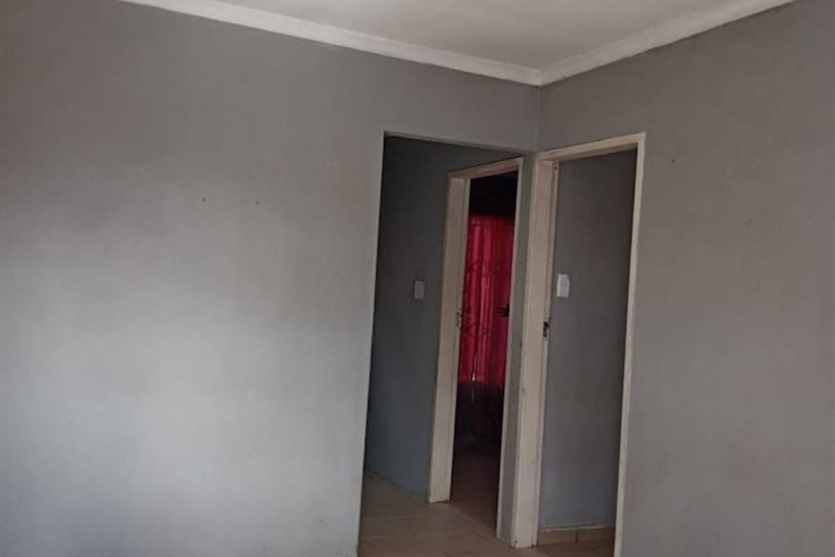 3 BEDROOM HOUSE FOR SALE IN PROTEA GLEN EXT13 - Photo 4