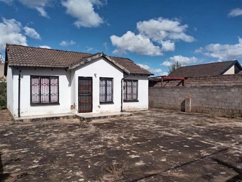 3 BEDROOM HOUSE FOR SALE IN PROTEA GLEN EXT13 - Photo 2