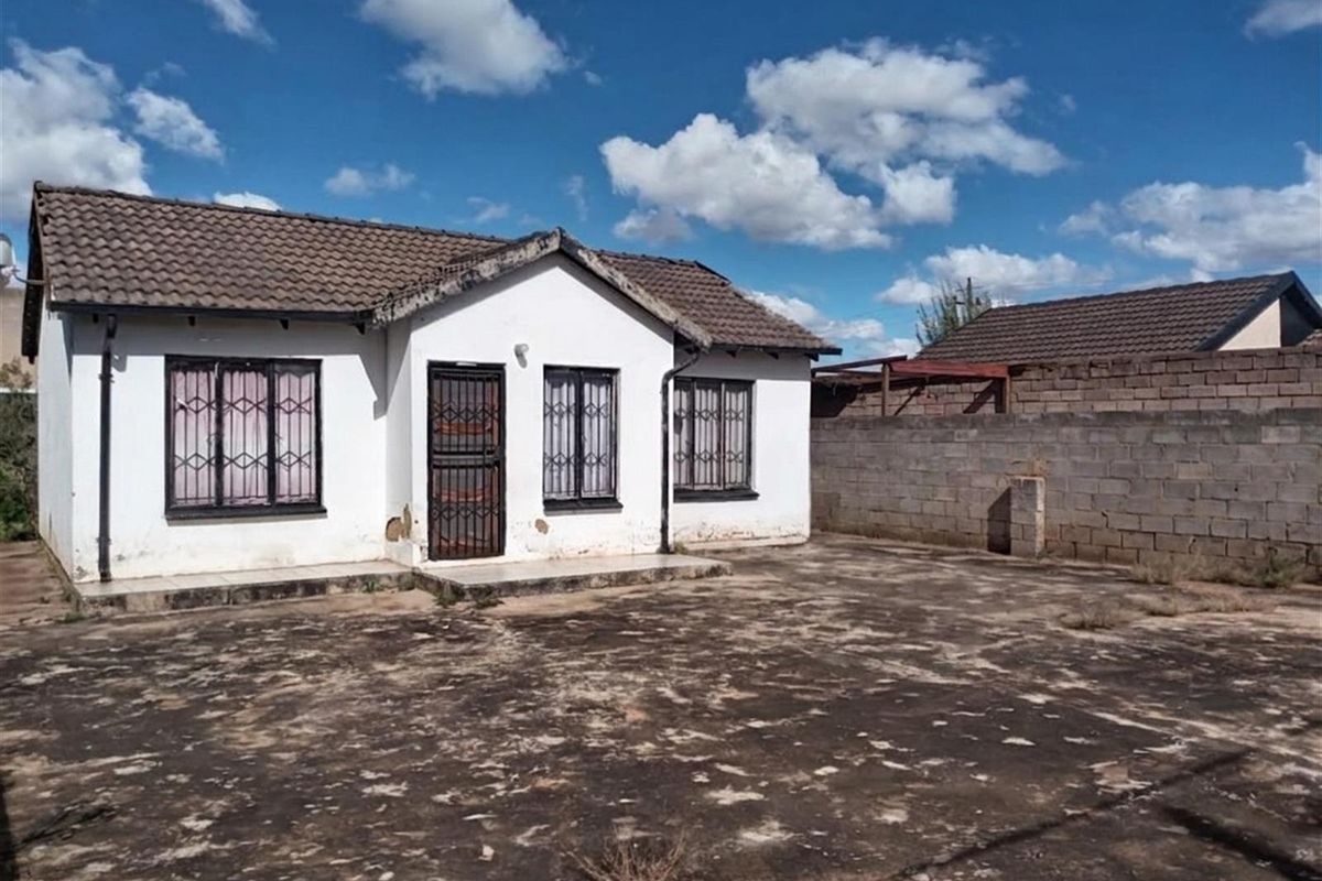 3 BEDROOM HOUSE FOR SALE IN PROTEA GLEN EXT13 - Photo 2