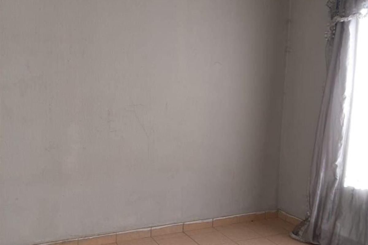3 BEDROOM HOUSE FOR SALE IN PROTEA GLEN EXT13 - Photo 3