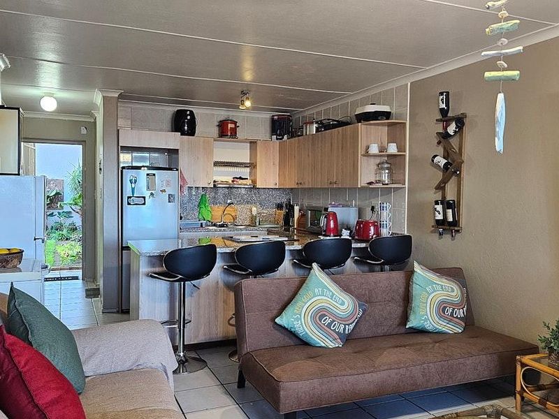 Pristine Ground Floor2 Bedroom Apartment with SEA VIEWS - Photo 8