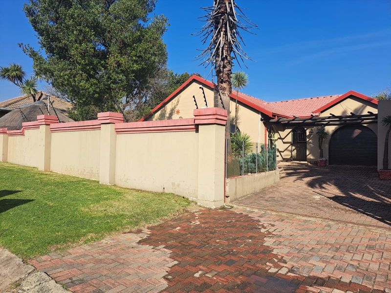 Corner House Gem in Glen Marais to Rent in a Boomed Area - Photo 1