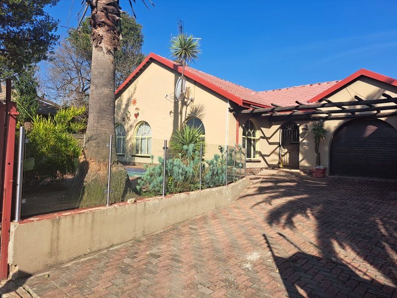 Corner House Gem in Glen Marais to Rent in a Boomed Area - Photo 3