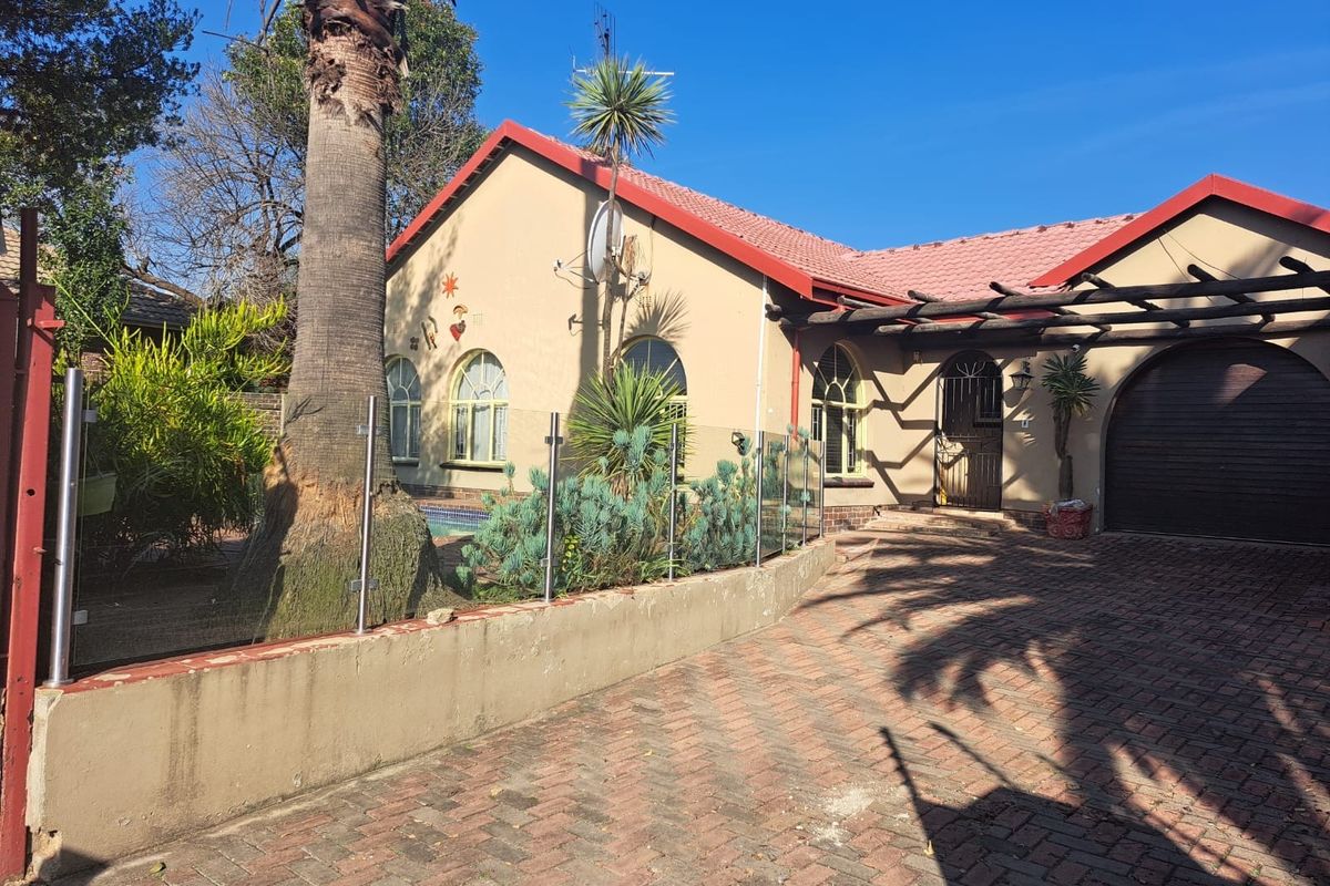 Corner House Gem in Glen Marais to Rent in a Boomed Area - Photo 3