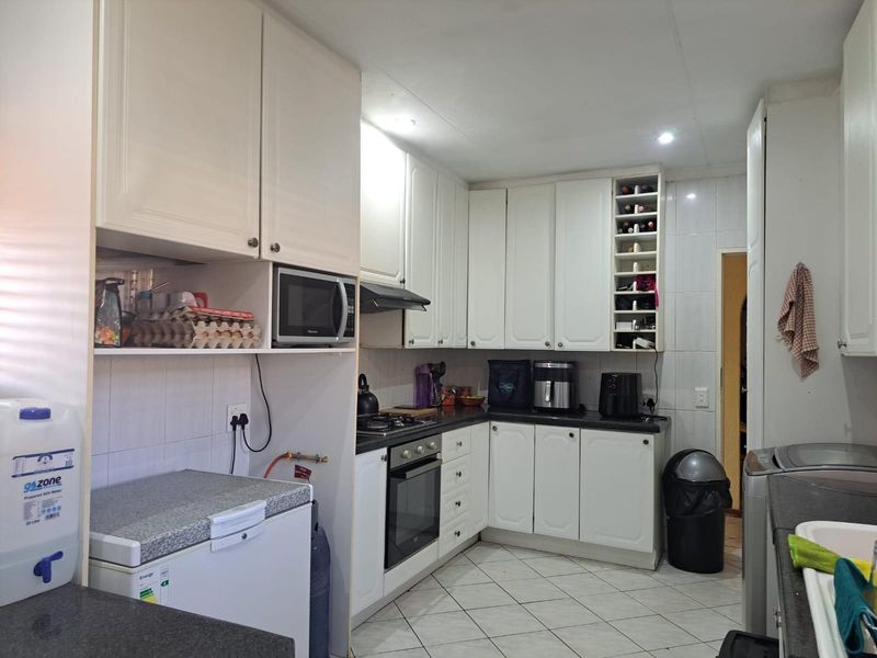 Corner House Gem in Glen Marais to Rent in a Boomed Area - Photo 10