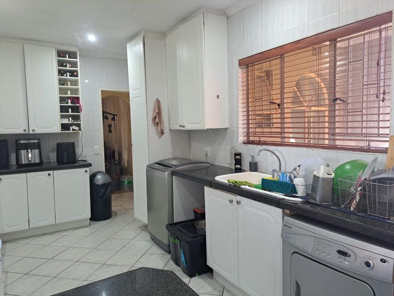 Corner House Gem in Glen Marais to Rent in a Boomed Area - Photo 9