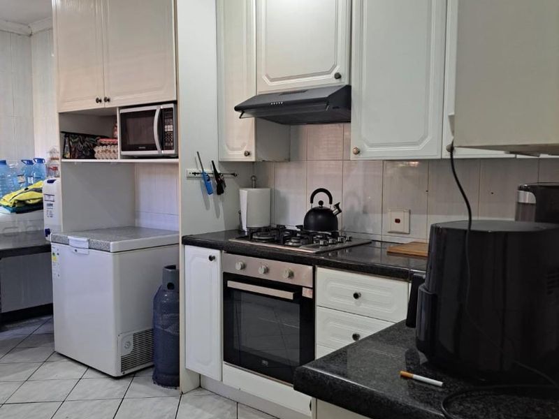 Corner House Gem in Glen Marais to Rent in a Boomed Area - Photo 8