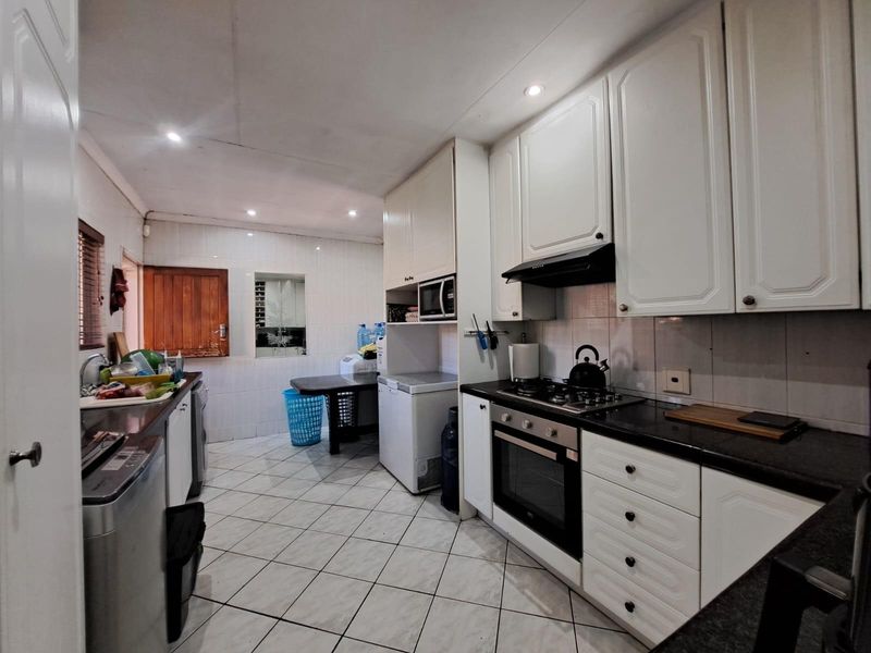 Corner House Gem in Glen Marais to Rent in a Boomed Area - Photo 7