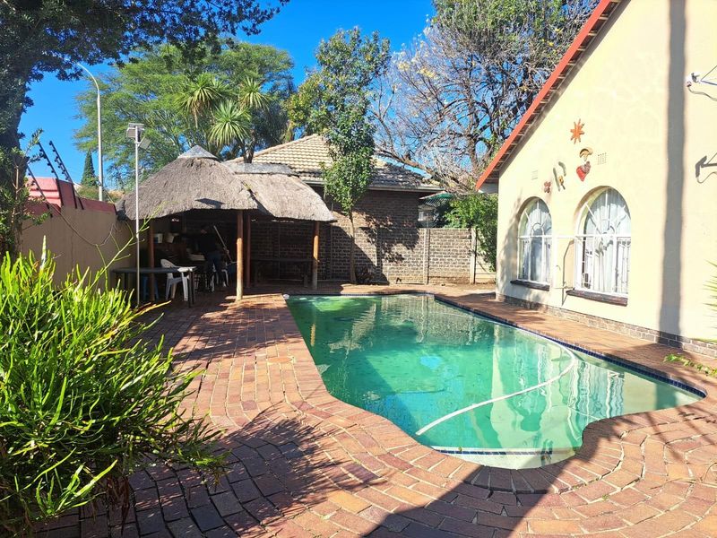 Corner House Gem in Glen Marais to Rent in a Boomed Area - Photo 4