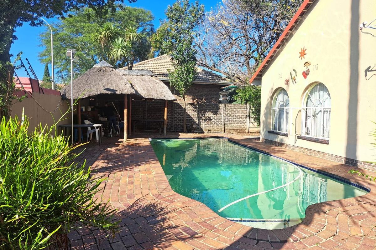 Corner House Gem in Glen Marais to Rent in a Boomed Area - Photo 4