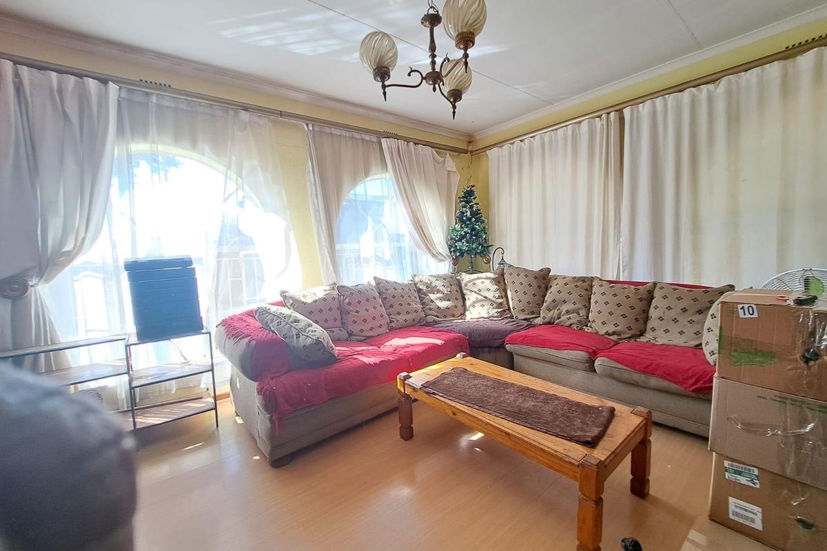 Corner House Gem in Glen Marais to Rent in a Boomed Area - Photo 5