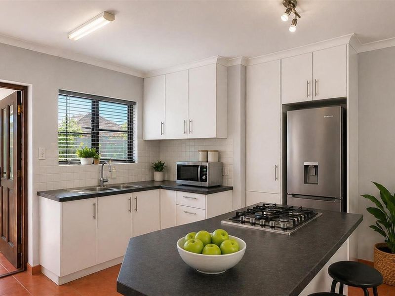 To Rent:  Stylish Lock-Up-and-Go Living 2-Bed Townhouse in Vredekloof - Photo 2