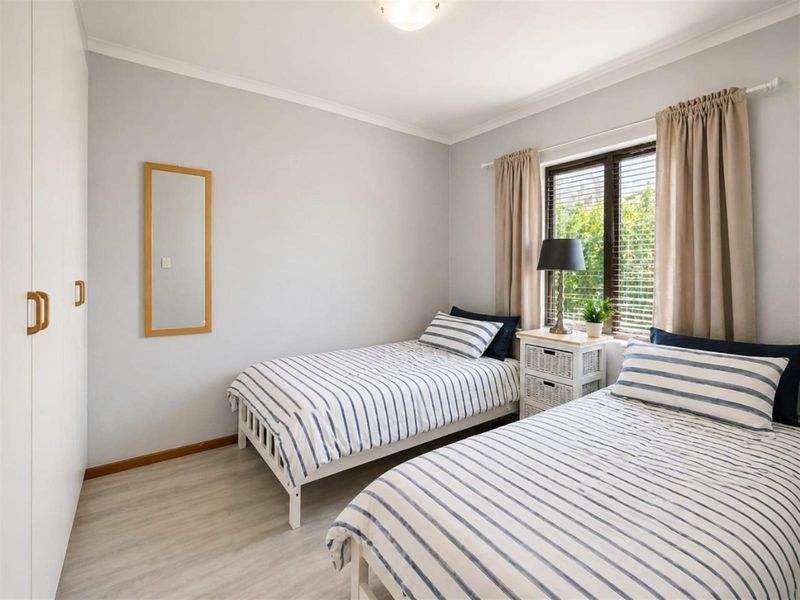 To Rent:  Stylish Lock-Up-and-Go Living 2-Bed Townhouse in Vredekloof - Photo 5