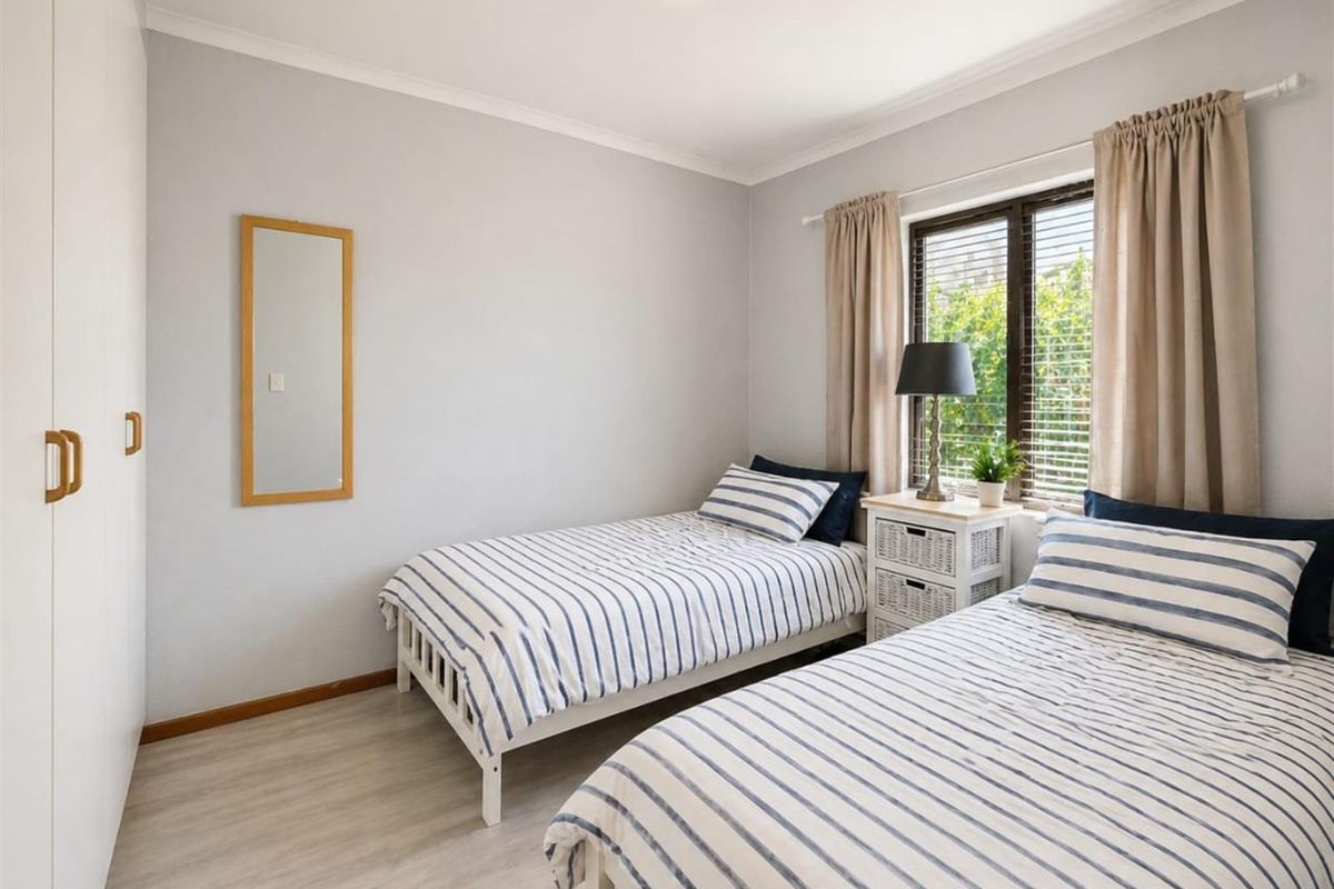 To Rent:  Stylish Lock-Up-and-Go Living 2-Bed Townhouse in Vredekloof - Photo 5