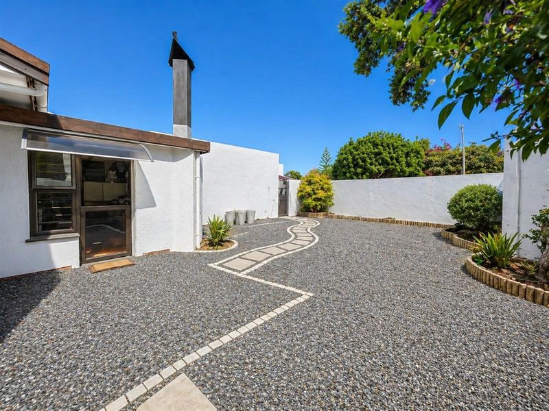 To Rent:  Stylish Lock-Up-and-Go Living 2-Bed Townhouse in Vredekloof - Photo 8
