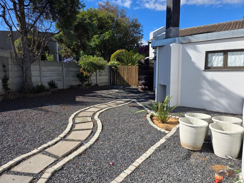 To Rent:  Stylish Lock-Up-and-Go Living 2-Bed Townhouse in Vredekloof - Photo 7