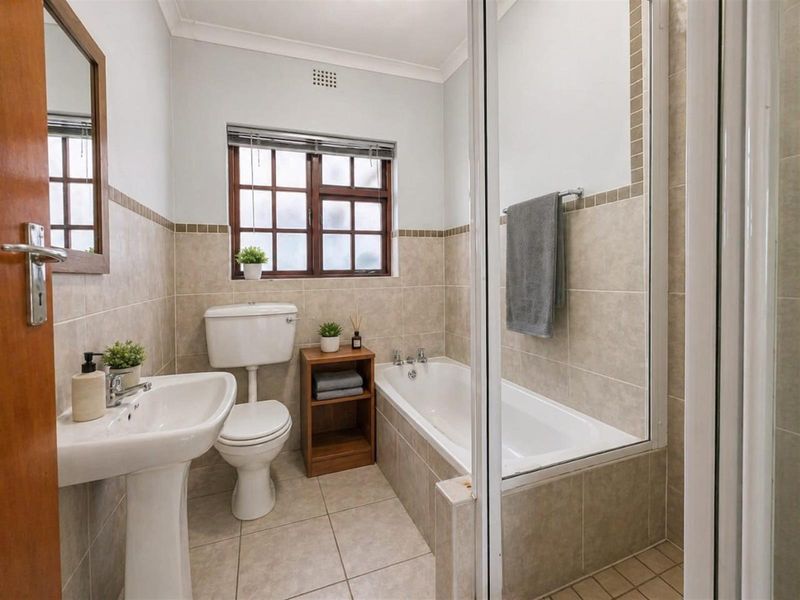 To Rent:  Stylish Lock-Up-and-Go Living 2-Bed Townhouse in Vredekloof - Photo 4