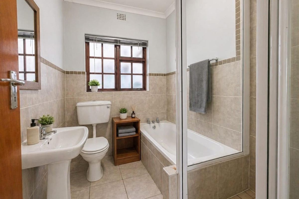 To Rent:  Stylish Lock-Up-and-Go Living 2-Bed Townhouse in Vredekloof - Photo 4